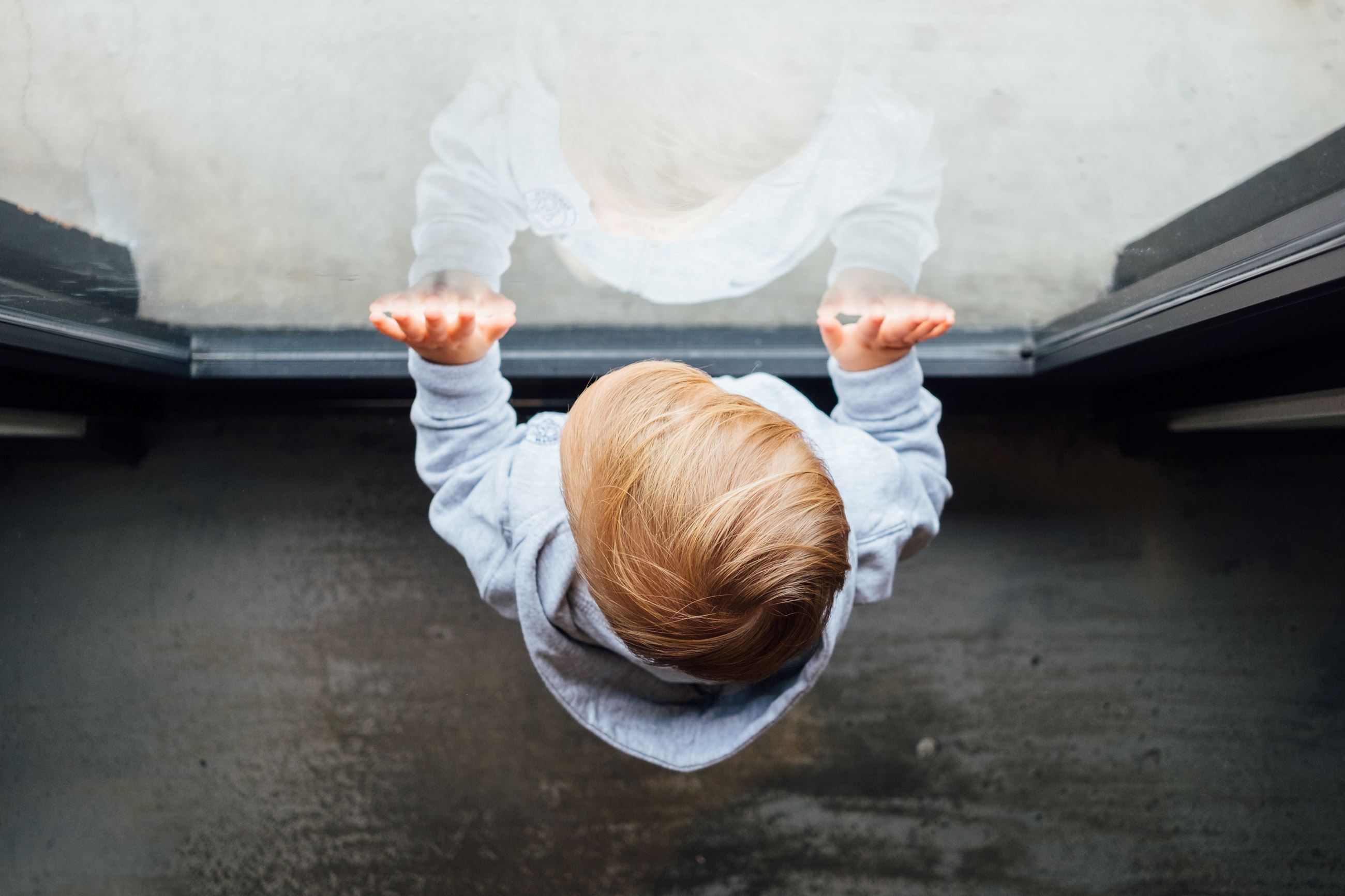 Toddler Standing at Window_paul-hanaoka-9-nGBzwzquo-unsplash